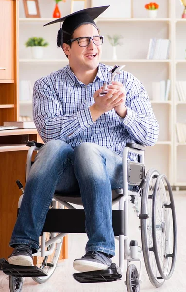 Niepełnosprawny student uczący się w domu na wózku inwalidzkim — Zdjęcie stockowe