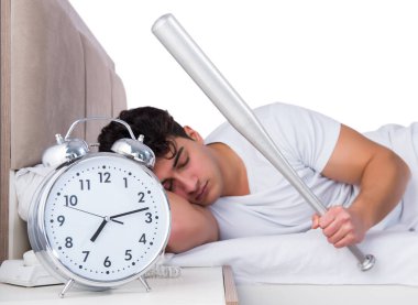 Yatakta uykusuzluk çeken bir adam.