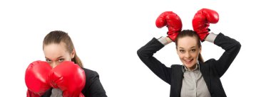 Beyazlara izole edilmiş boks eldivenli iş kadını