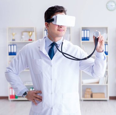 Sanal gerçeklik kulaklığı olan genç doktor ofiste çalışıyor.