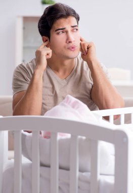 Genç baba ağlayan bebekten bıktı.