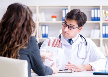 Sağlık sigortası dolandırıcılığı konseptinde genç doktor