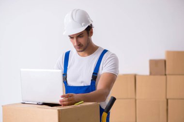 Genç erkek, profesyonel nakliyeci evde yer değiştiriyor.