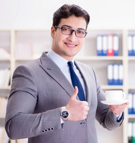 Jeune homme d'affaires travaillant dans le bureau — Photo