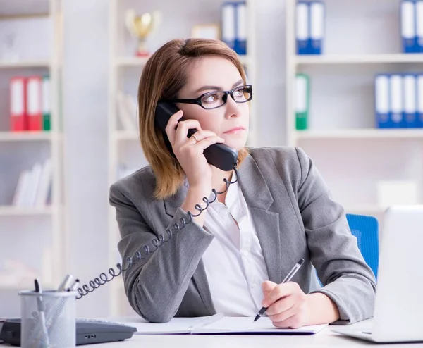 La donna d'affari che lavora in ufficio — Foto Stock