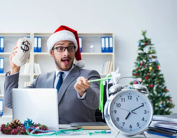 Ung affärsman firar jul på kontoret — Stockfoto