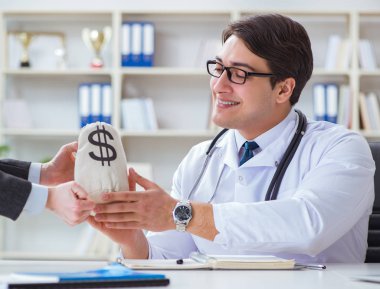 Sağlık sigortası dolandırıcılığı konseptinde genç doktor