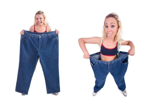 Kvinna i bantningskoncept med stora jeans — Stockfoto