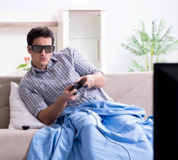 Hombre jugando juegos 3d en casa —  Fotos de Stock