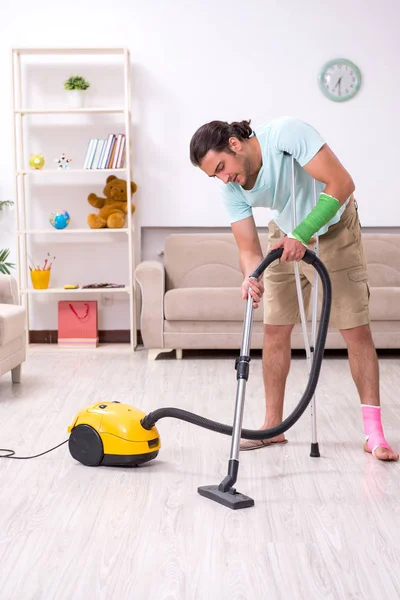 Νεαρός τραυματίας καθαρίζει το σπίτι — Φωτογραφία Αρχείου