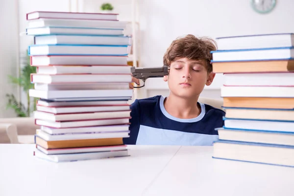 Jonge student gestrest als gevolg van excessieve studies — Stockfoto