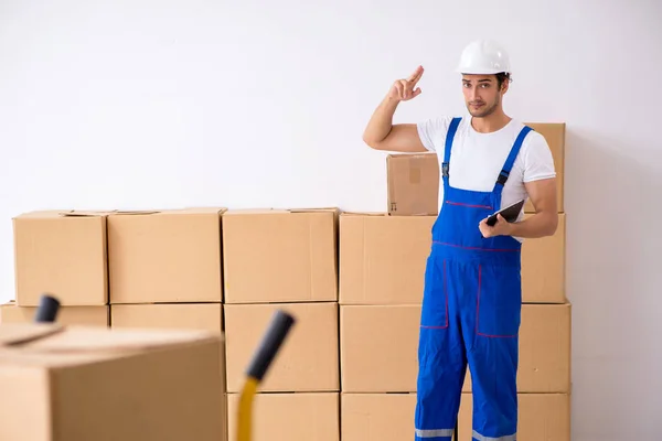 Joven macho profesional mover haciendo casa reubicación —  Fotos de Stock