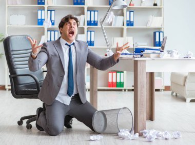 Ofiste çalışan kızgın işadamı kovuldu.