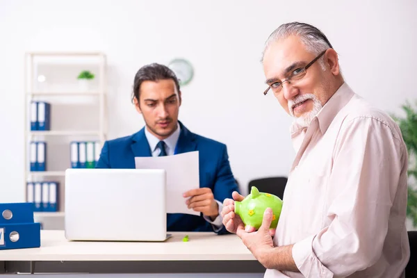 Consulente finanziario che dà consigli pensionistici al vecchio — Foto Stock