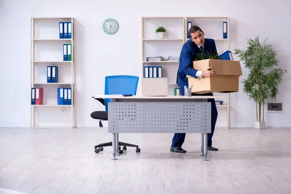 Junge Mitarbeiter werden entlassen — Stockfoto