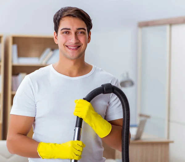 Mann Mann putzt Haus und hilft Ehefrau — Stockfoto