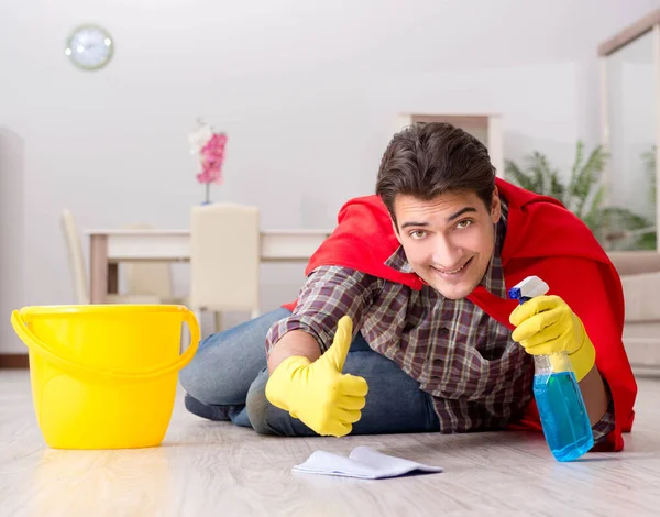 Süper kahraman koca evde yerleri temizliyor. — Stok fotoğraf