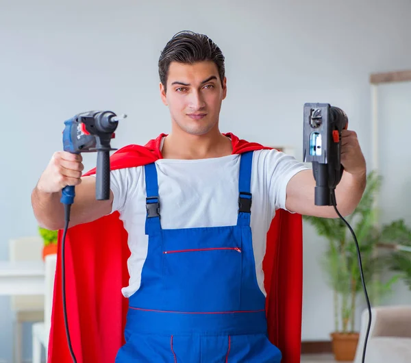 Super bohater naprawczy pracuje w domu — Zdjęcie stockowe