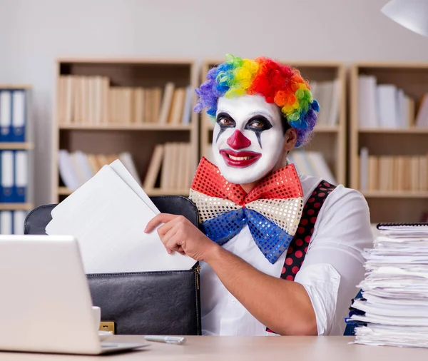 Клоун-бизнесмен, работающий в офисе — стоковое фото