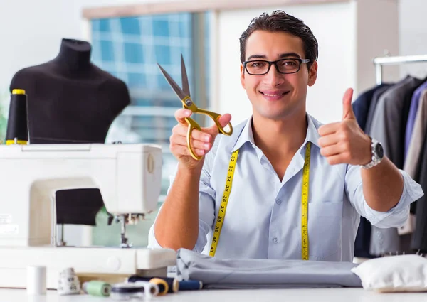 Jeune homme tailleur travaillant sur de nouveaux vêtements — Photo