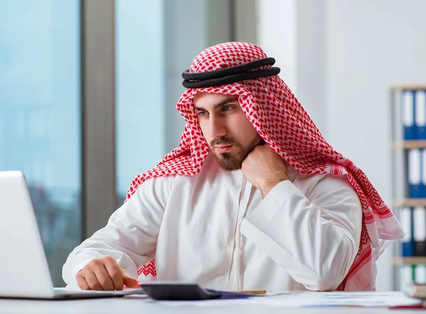 Arab businessman working on laptop computer — Stock Photo, Image