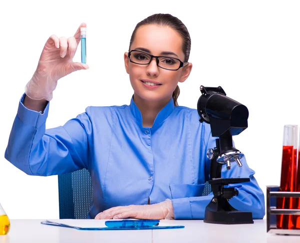 Mladá žena lékař v laboratoři izolované na bílém — Stock fotografie
