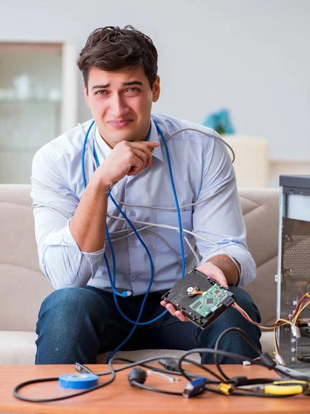 Frustrerad man med trasiga pc dator — Stockfoto