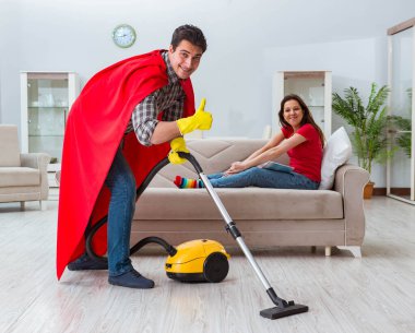 Süper kahraman koca karısına evde yardım ediyor.