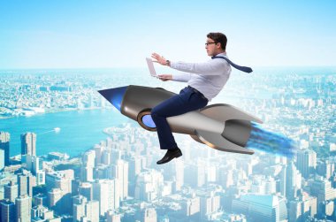 İş adamı iş konseptinde roketle uçuyor