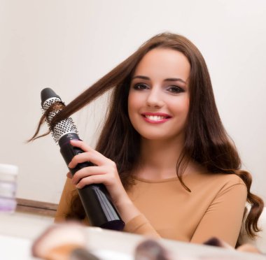 Güzel bir kadın parti için saçını yapıyor.