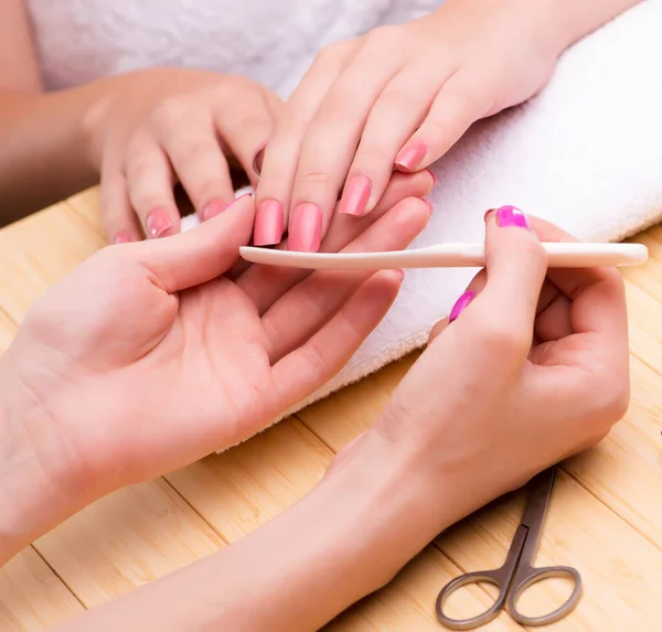 Las manos de mujer durante la sesión de manicura —  Fotos de Stock