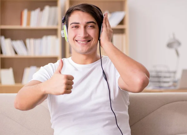 Hombre guapo escuchando la música —  Fotos de Stock