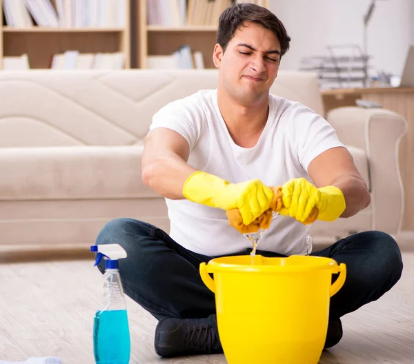 청소하는 남편이 아내를 돕는 모습 — 스톡 사진