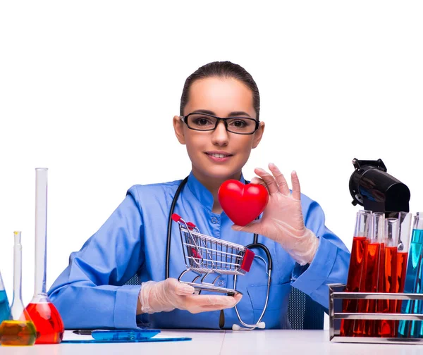 Giovane medico donna in laboratorio isolato su bianco — Foto Stock