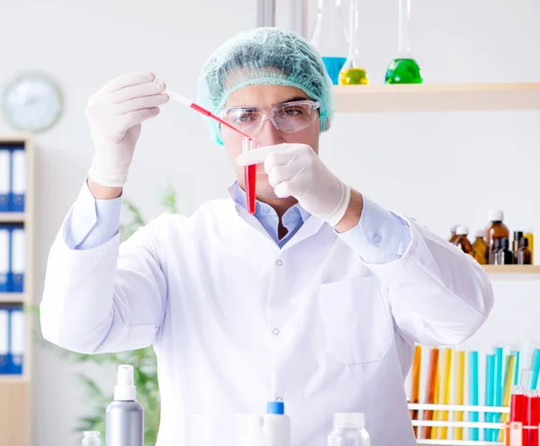 Bloedonderzoek in het lab met jonge wetenschapper — Stockfoto