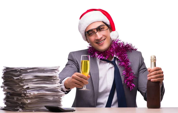 Молодой бизнесмен празднует Рождество в офисе — стоковое фото