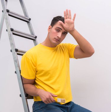 Ev iyileştirmeler yapan genç erkek