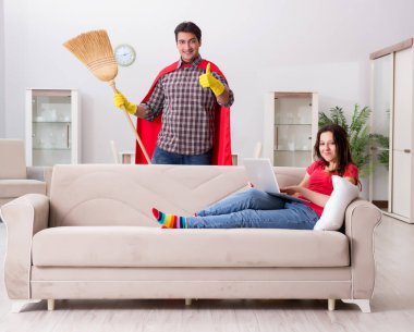 Süper kahraman koca karısına evde yardım ediyor.