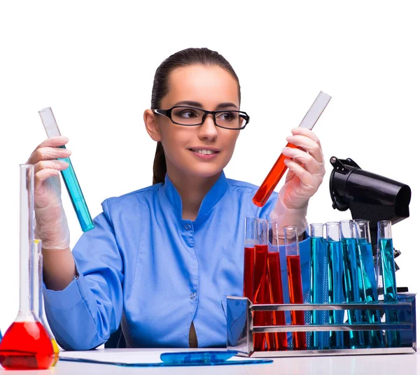 Mladá žena lékař v laboratoři izolované na bílém — Stock fotografie