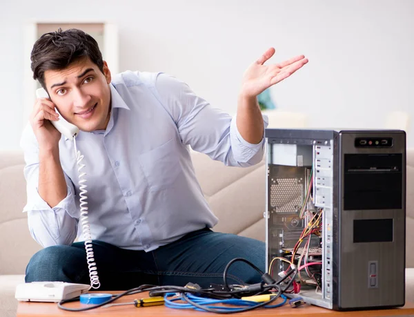 Cliente enojado tratando de reparar el ordenador con soporte telefónico —  Fotos de Stock