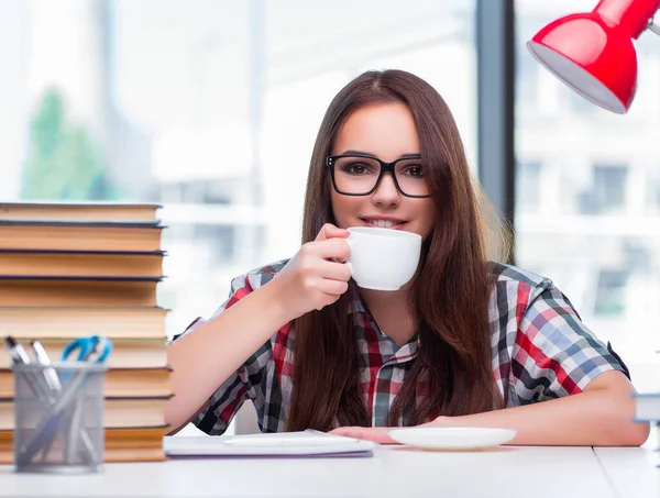 Jonge vrouw student voorbereiding voor college examens — Stockfoto