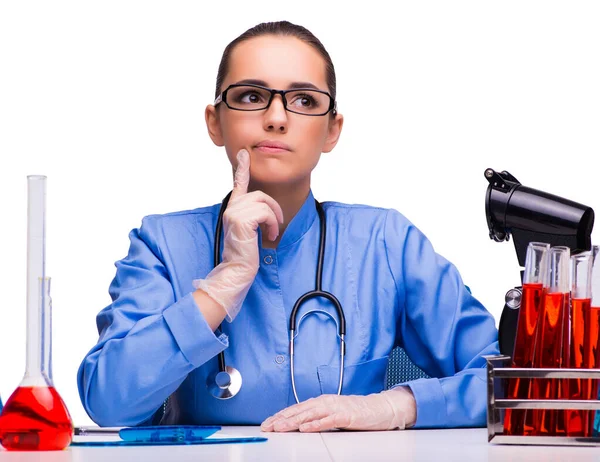 Doctora joven en laboratorio aislada en blanco —  Fotos de Stock