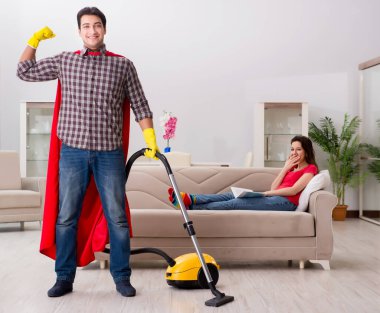 Süper kahraman koca karısına evde yardım ediyor.