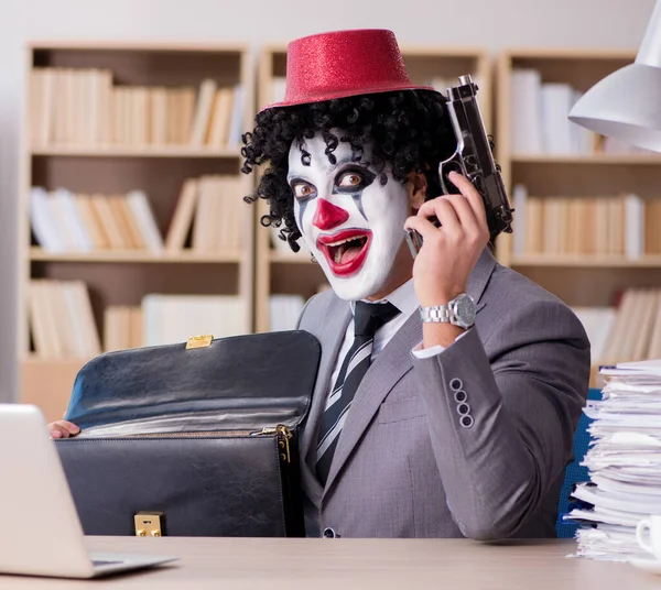 Clown affärsman som arbetar på kontoret — Stockfoto