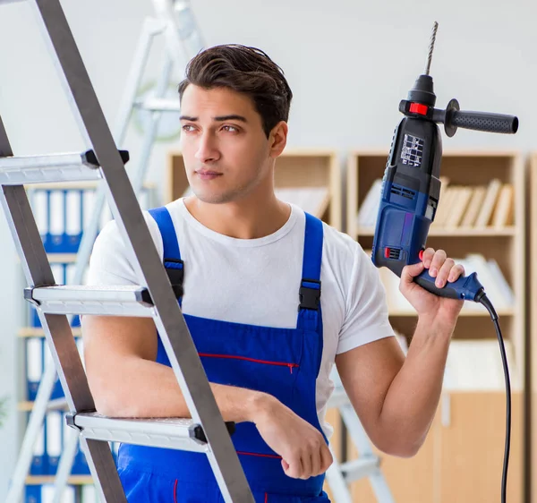 Reparador trabajando con perforadora de perforación — Foto de Stock