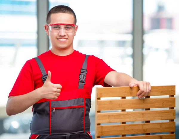 Mobiliário jovem carpinteiro em conceito industrial — Fotografia de Stock