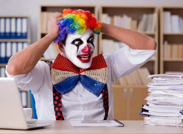 Clown zakenman werkzaam in het kantoor — Stockfoto