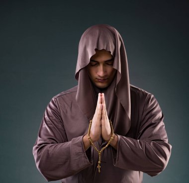 Monk gri arka plan üzerinde dini kavram