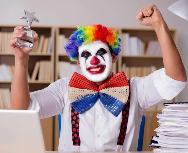 Клоун бізнесмен працює в офісі — стокове фото