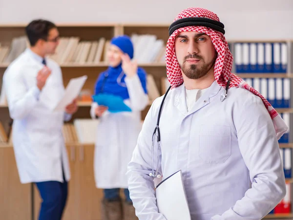 Concepto de diversidad con los médicos en el hospital —  Fotos de Stock